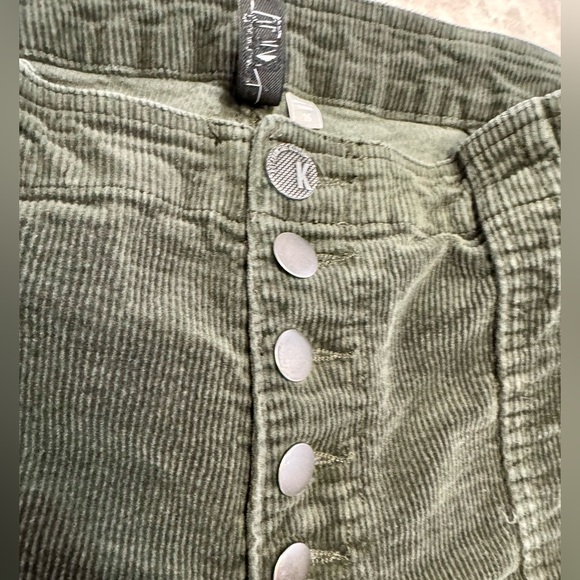 Kut From The Kloth Paola Exposed Ankle Slim Straight Leg Corduroy Pants in Green - Picture 7 of 10